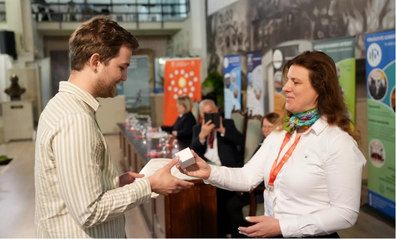 A képen ruházat, személy, Emberi arc, fedett pályás látható

Előfordulhat, hogy az AI által létrehozott tartalom helytelen.